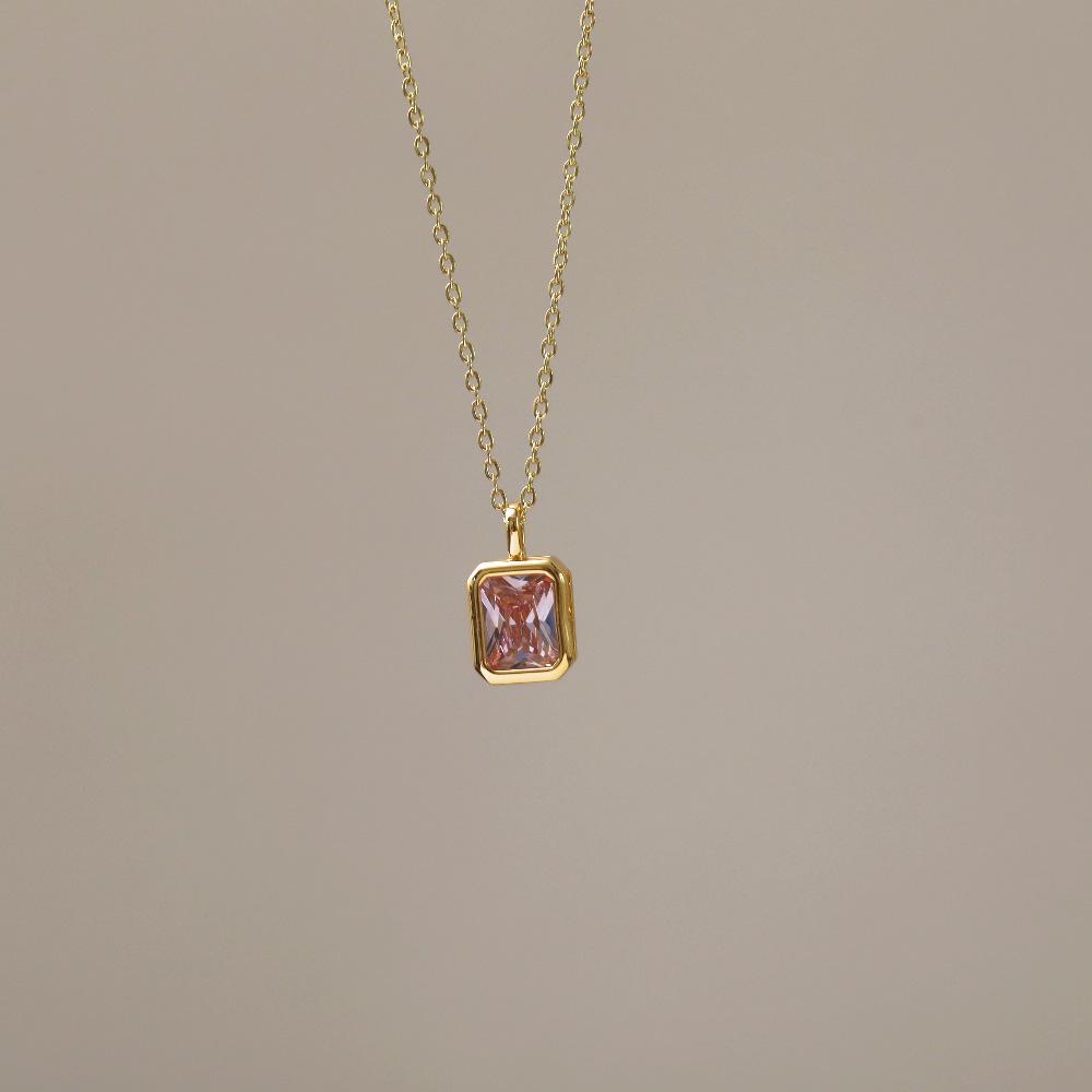 Ожерелье с подвеской «Камень декабря»: Квадратный дизайн и дизайн в виде капли воды с цепочкой из 18-каратной позолоченной меди.