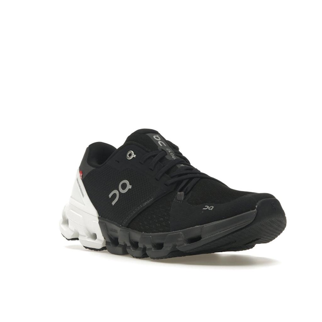 ON Cloudflyer 4 Черно-белые женские кроссовки 71.98671