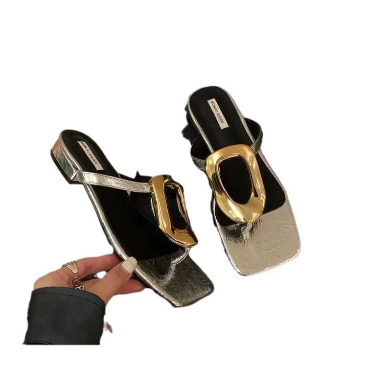 Мода 2024 года, лето, новые модные шлепанцы с металлическим декором, женская обувь, повседневные сандалии на низком каблуке, женские дизайнерские тапочки