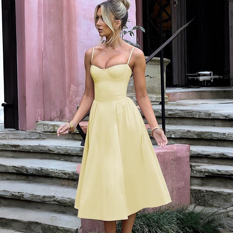 Женское платье с подтяжками и поясом на талии