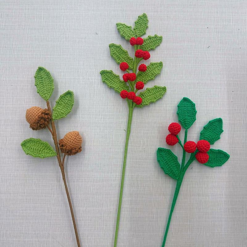 1 шт. Рождественские украшения Подарок Креативный ручной работы Готовый Рождественский букет Серия 2025 Вязаный крючком букет цветов Падуб Желудь