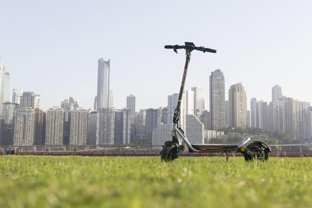 KuKirin A1 Electric Scooter, 10-inch Tubeless Tires, Dual Braking System, LED Headlight, Tail Light & Turn Signals, 48V Battery, Fast Charging