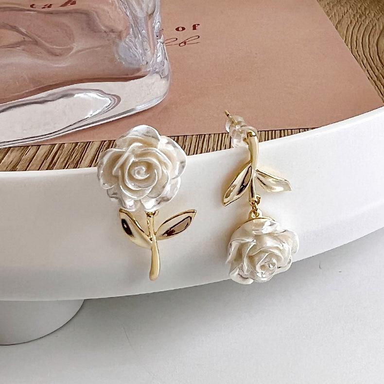 Красивые серьги-камелии, новые металлические асимметричные серьги-гвоздики в стиле хипстер с цветочным узором