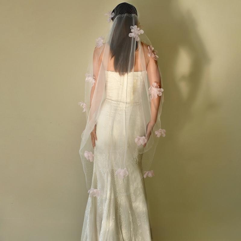 Classic White Fingertip Length Wedding Veils Easy To Secure Polyester Flower Hair Accessory For Bride