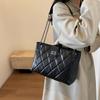 Модная однотонная сумка-тоут через плечо с косой проймой, осень 2024, новая цепочка с ромбами, вышитая нитью, большая вместимость, повседневная женская сумка