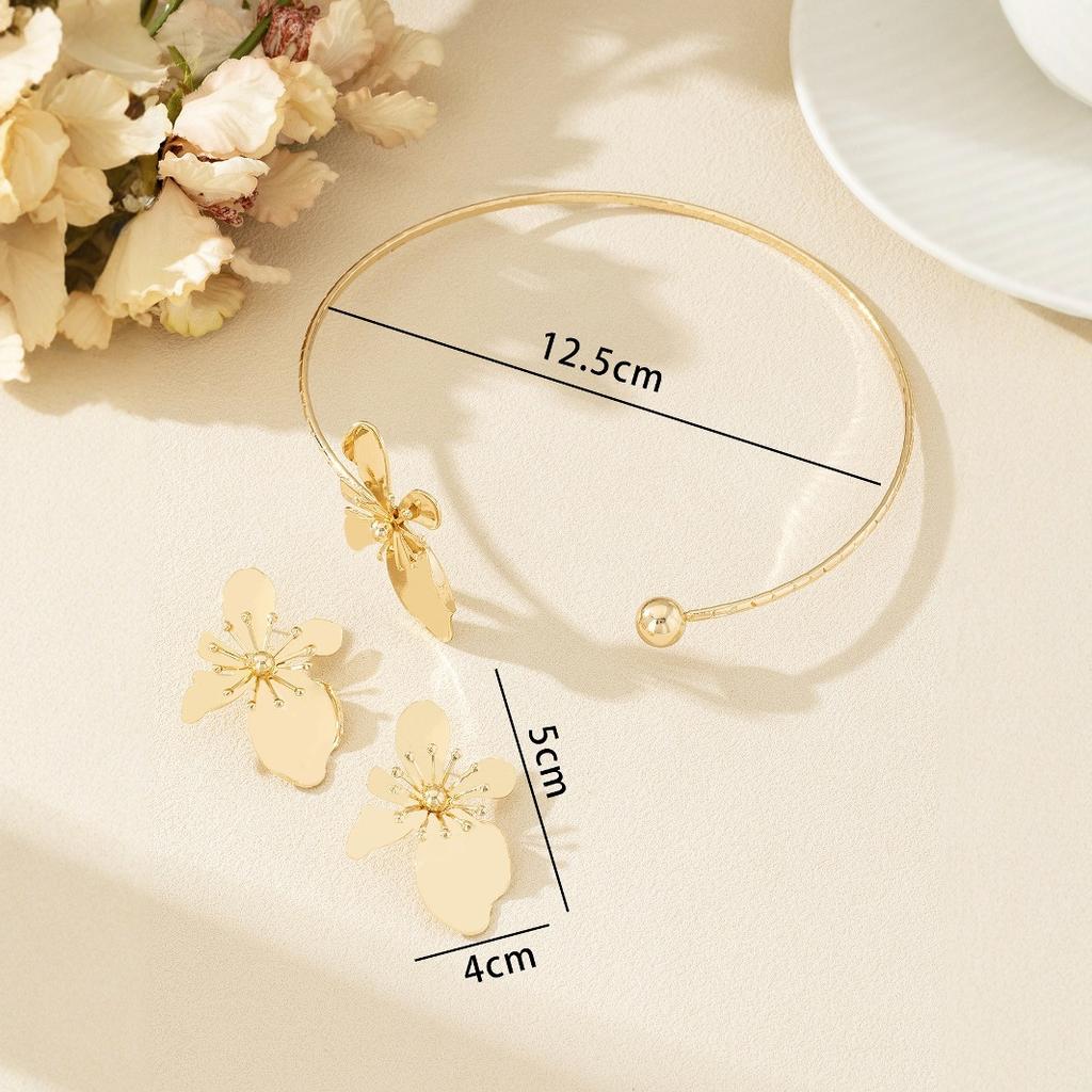 Модный комплект из сережек и ожерелья с цветком