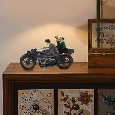 Винтажные мужчины на жестяном трехколесном велосипеде Жестяная игрушка Ностальгическая заводная Коллекционная для украшения дома или кофейни