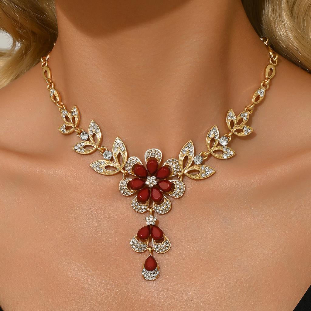 High end, stylish flower design necklace and jewelry suitable for dates, parties, and Mother's Day gifts for mothers