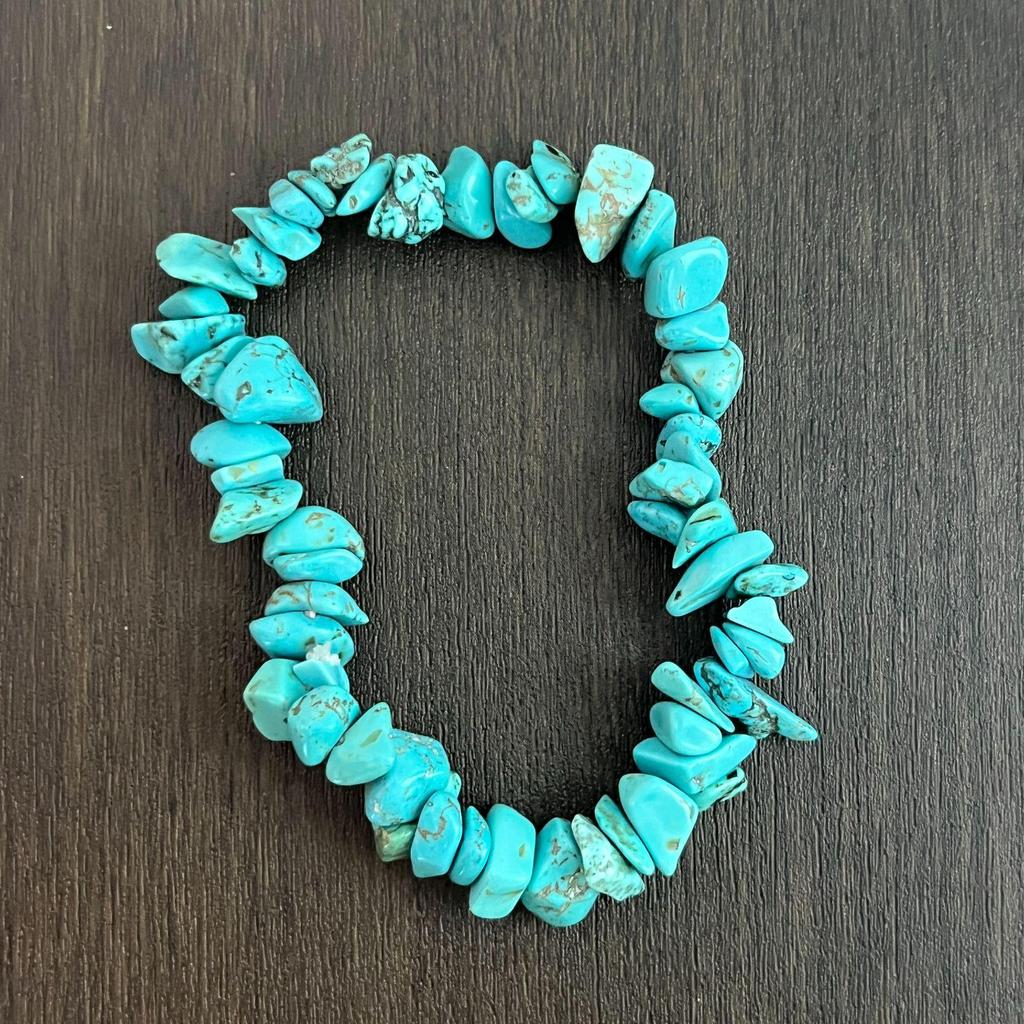 Браслет из разноцветных кристаллов с цитрином, тигровым глазом, лазуритом, аметистом и зеленым авантюрином на эластичном шнуре