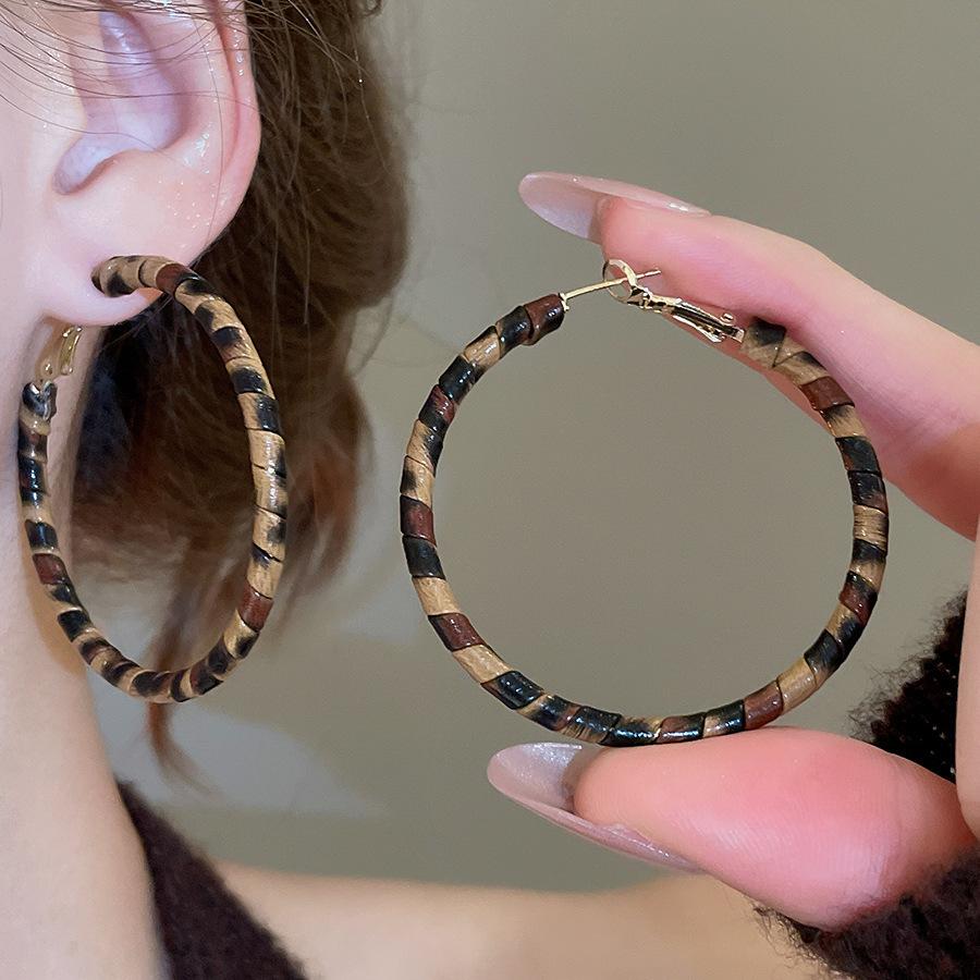 Серьги-гвоздики из серебряной иглы, из смолы и искусственной кожи с леопардовым принтом, геометрические, круглые, в виде цветка, осенне-зимние, нишевые, высокого класса, женские