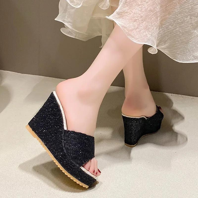 2024 Новые летние высококачественные женские тапочки, модные однотонные туфли с открытым носком, большого размера, на танкетке, женские пляжные туфли на очень высоком каблуке