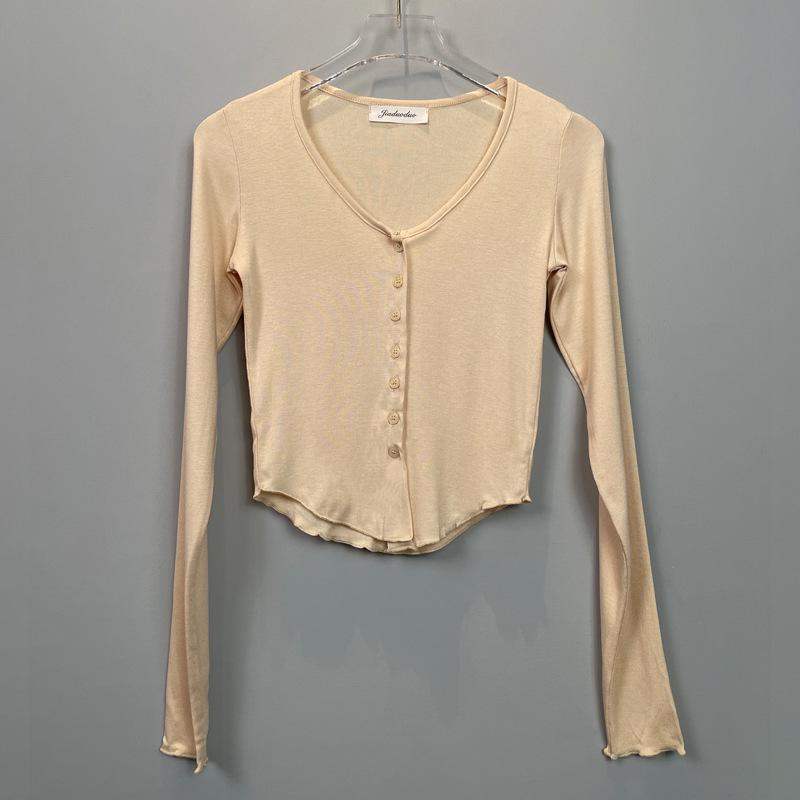 Нежный розовый женский кардиган с длинными рукавами и застежкой на пуговицы на груди