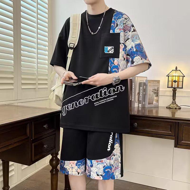 Мужские летние костюмы с коротким рукавом 2024 года: Модный гонконгский стиль с индивидуальными принтами, свободным кроем, молодежными рукавами-пятиточками.