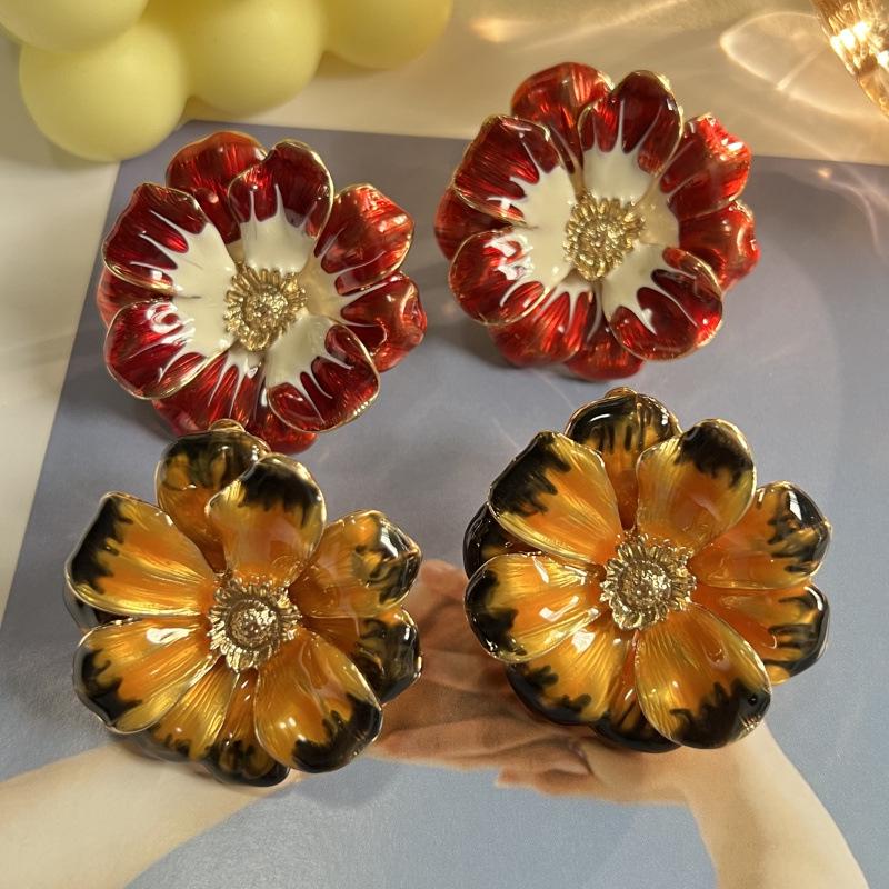 Винтажные золотые серьги-клипсы в виде цветов с эмалью - Не требуют прокола