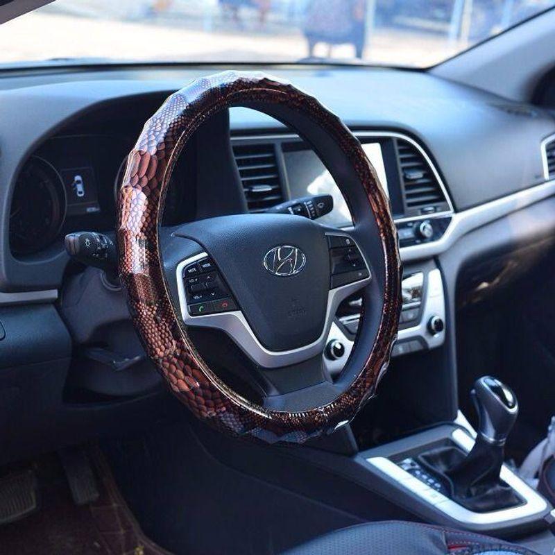 New Snake-Pattern Pu Steering Wheel Cover, Bright Leather Handle Cover for Cars, Universal for All Seasons, Non-Slip Car Steering Wheel Cover