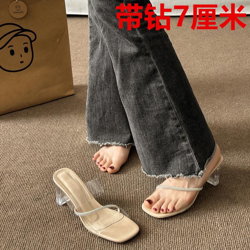 Прозрачные босоножки на высоком каблуке 2024 года, женская летняя новая мода, интернет-знаменитости, туфли со стразами, квадратная головка, толстый каблук, классные тапочки, женская верхняя одежда