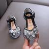 Новые роскошные туфли для девочек, элегантные детские сандалии с бабочками и жемчугом, модные универсальные туфли для свадебной вечеринки на плоской подошве для детей, повседневные туфли с нескользящей подошвой