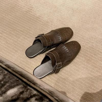 Новая модель обуви универсальна и имеет ретро-пряжку, плоские полушлепанцы.