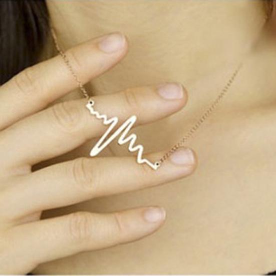 Necklace Exquisite Clasp Closure Women Alloy Heart Jump Pendant Chain for Wedding