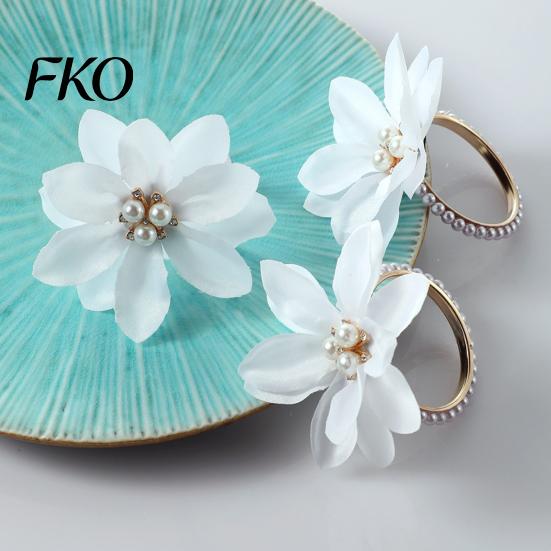 Napkin Ring 6Pcs White Lotus Rings, Chiffon Flower Metal Holders, Faux Soft Fabric Pearl Dinner Rings for Wedding Bridal Shower Table