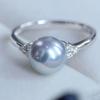 Регулируемое минималистичное кольцо серебристо-серого цвета с голубым жемчугом и бриллиантом