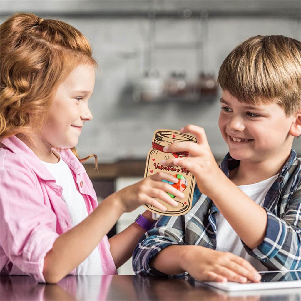 Набор из 24 бумажных банок для конфет, открыток ко Дню святого Валентина с 24 прозрачными герметичными пакетами для школьных принадлежностей для вечеринок