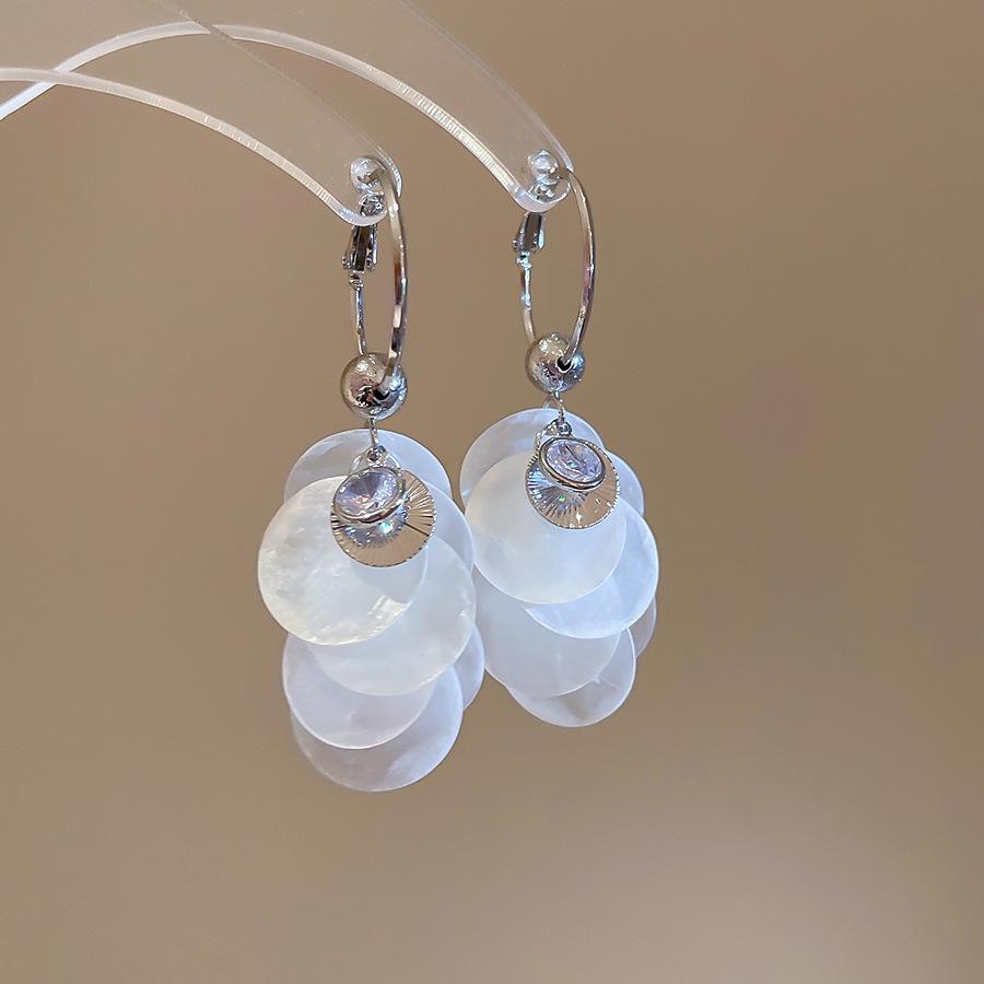 Серьги-кисточки из белых ракушек с серебряными иглами - Стильные праздничные пусеты высокого класса