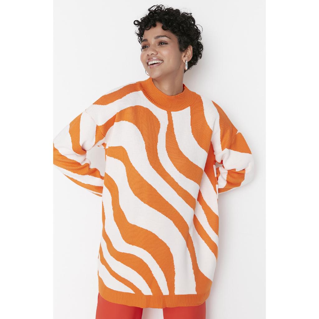 Экрю-оранжевый трикотажный свитер в полоску с животным узором и полуводолазкой Tctaw23kz00023