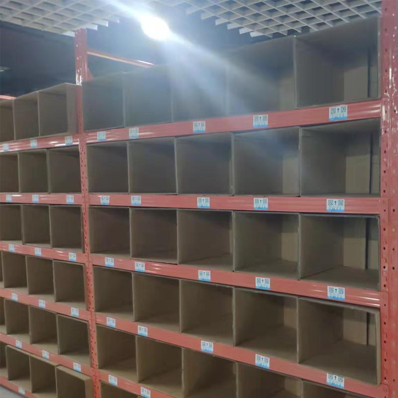 Пятислойный сверхпрочный органайзер для хранения с наклонными отделениями, идеально подходящий для склада или супермаркета.