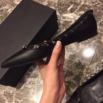 Модные женские блестящие туфли-лодочки с заклепками, с острым носком, летний новый стиль, на низком каблуке, кожаные одинарные балетки, сандалии, лоферы