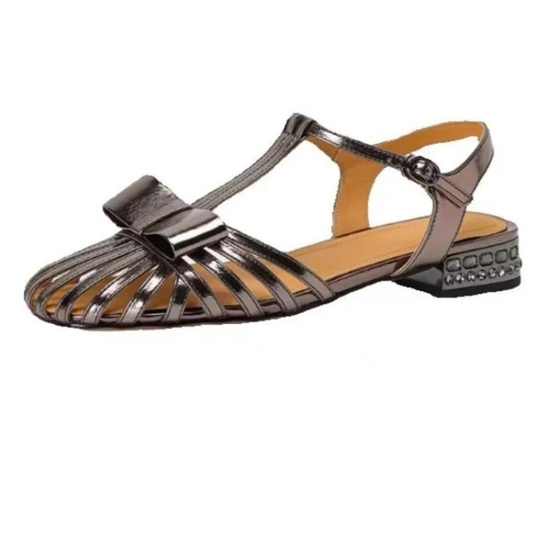 Модная женская обувь 2024 года. Современные женские босоножки с закрытым носком. Босоножки с бантом. Женские туфли с узким квадратным каблуком и пряжкой на ремне.