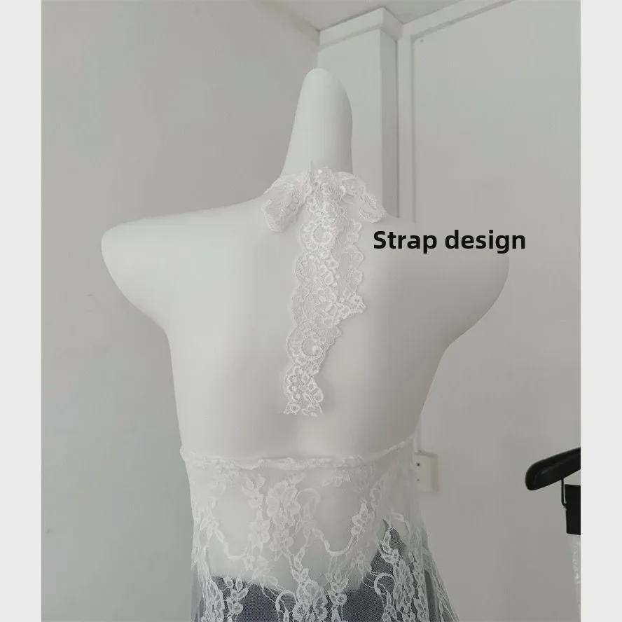 Женский топ из коллекции начала осени 2024 года с белым кружевом, бретельками через шею, внутренним слоем с V-образным вырезом и внешним кардиганом без рукавов.