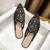 Дизайнерские мюли с вышивкой в ​​сетку, женские тапочки, весенне-летние шлепанцы, модные черно-белые туфли с острым носком, сандалии на плоской подошве