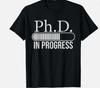 В процессе получения степени PhD Подарок для аспиранта/докторанта Унисекс Футболка
