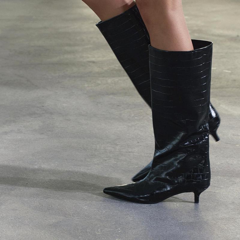 Женские черные сапоги до колена с тиснением под крокодила, заостренный носок, каблук-рюмочка, лакированная отделка, стильная обувь для вечеринок и на каждый день