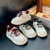 2025 Весна и Осень Новые Детские Повседневные Спортивные Туфли Мальчики и Девочки Модные Кеды Обувь для Подростков Универсальные Белые Одинарные Туфли