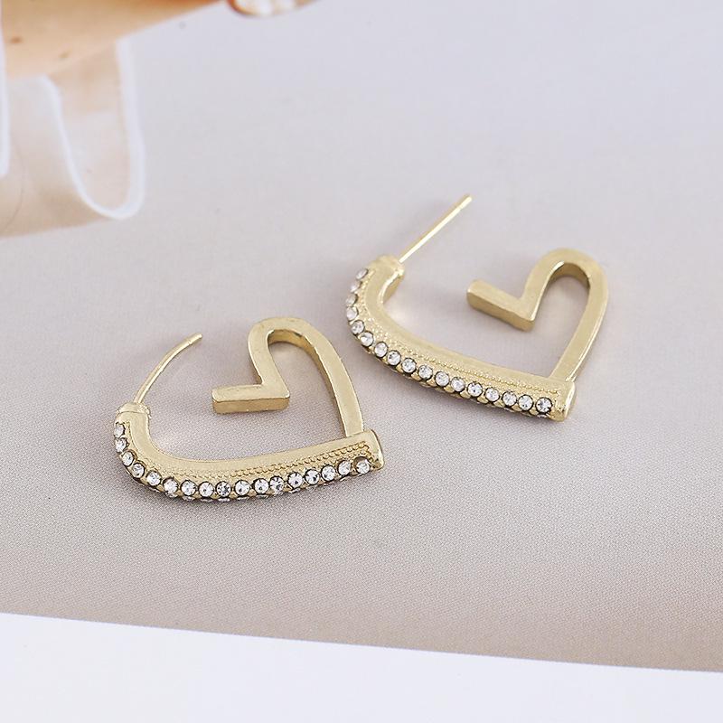 Модные Серьги-Гвоздики в Форме Сердца с Фианитами – Стильный и Уникальный Дизайн с Элегантным Шармом