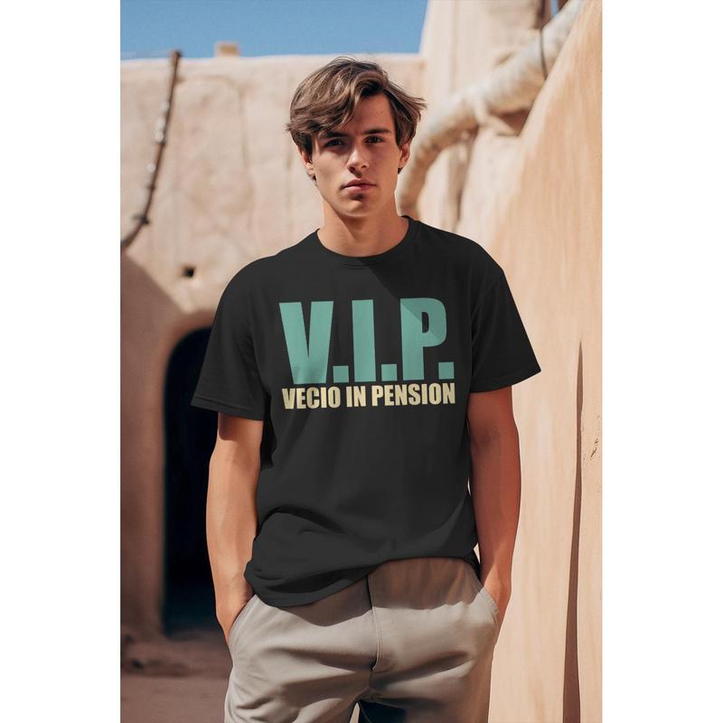 V.I.P. Vecio In Pension Regalo Detti Divertenti Maglietta Tee Unisex For Man Gift Cottoned