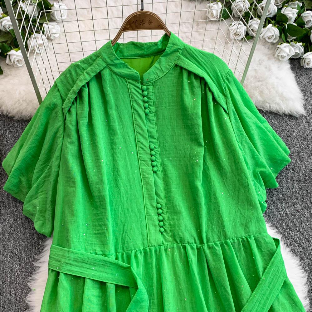 Женское длинное платье со стойкой воротником, рукавами-буфами, однобортное, макси, свободного кроя, с завязкой на талии, оборкой по краю, длинное платье