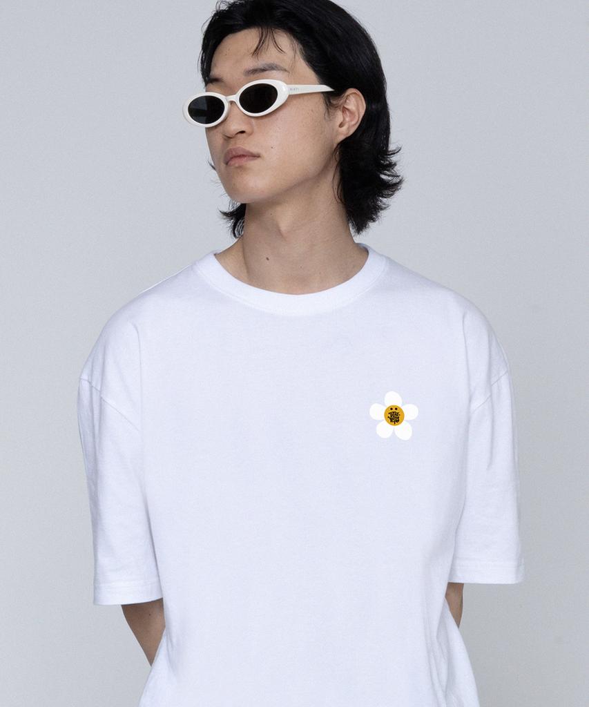 GRAVER [Unisex] Tyl Small Flower Dot Smile Short Sleeve T-Shirt_White