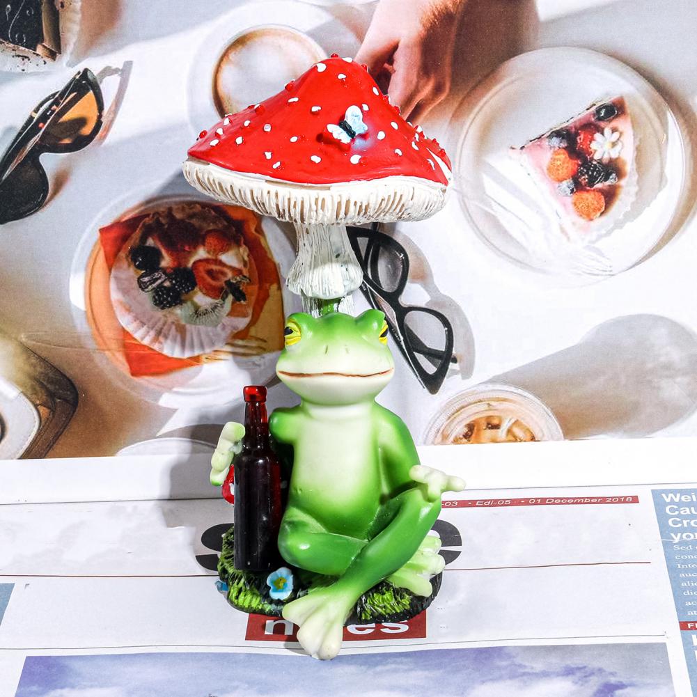 Red Mushroom Drinking Frog Statue Holding Beer Bottle Sitting Frog Resin Figurine Indoor Outdoor Garden Decoration Ornament