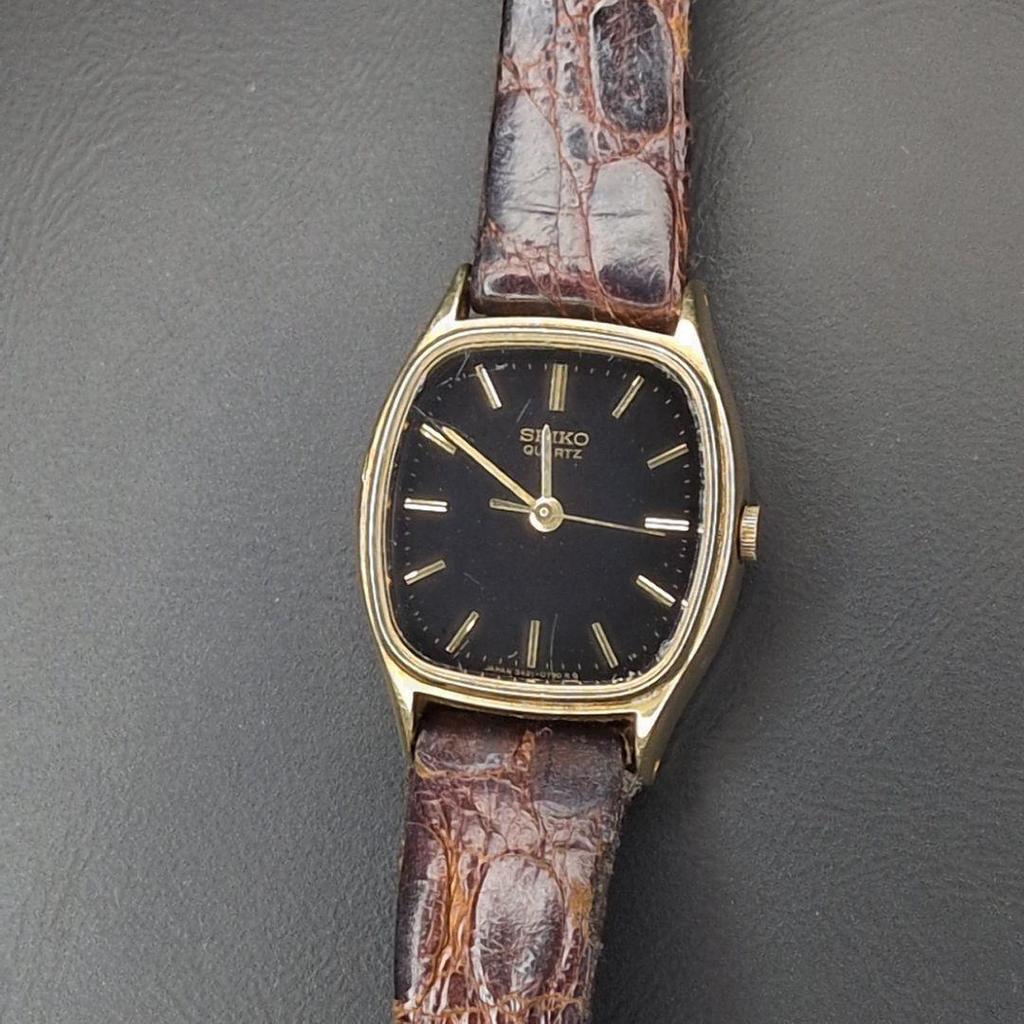Б/у Рабочее состояние Женские кварцевые часы SEIKO Черный циферблат Золотой