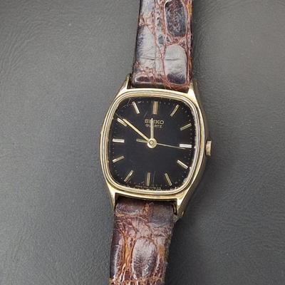 Б/у Рабочее состояние Женские кварцевые часы SEIKO Черный циферблат Золотой