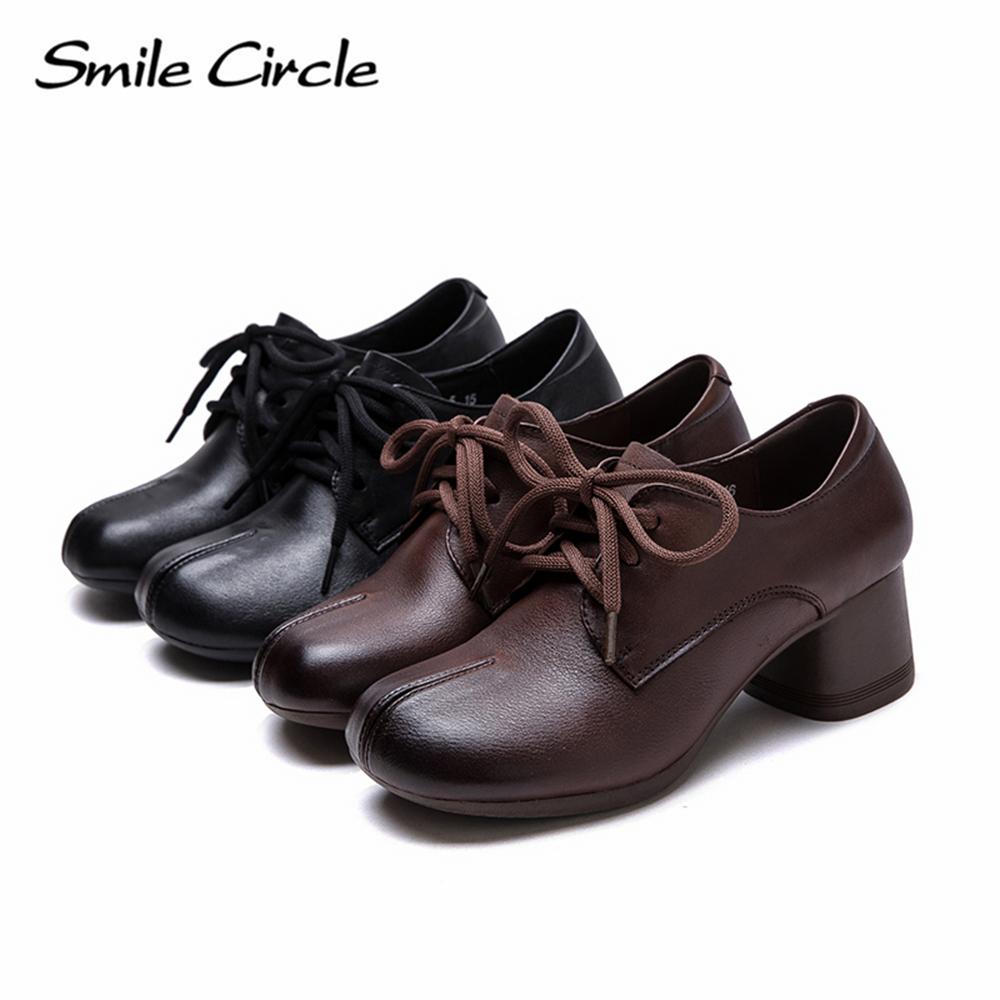 Женская обувь из натуральной кожи со шнуровкой и круглым носком на высоком каблуке. Удобная модная повседневная обувь.