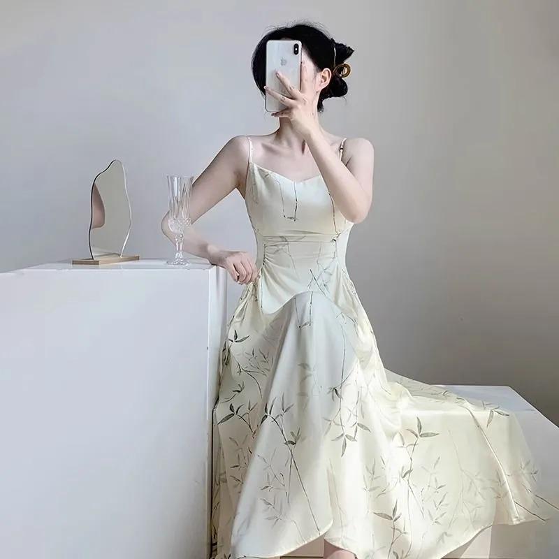 Женское кремовое midi-платье на тонких бретельках со квадратным вырезом, драпировкой на талии и принтом в виде абстрактных линий, элегантное вечернее платье