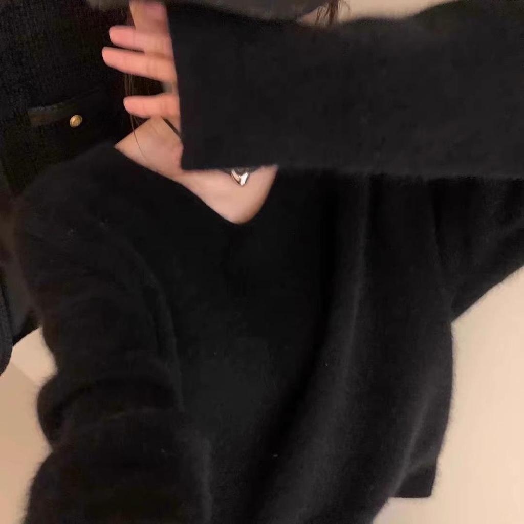 Женский корейский трикотажный свитер с V-образным вырезом синего цвета - мягкий пуловер свободного кроя для осени/зимы.