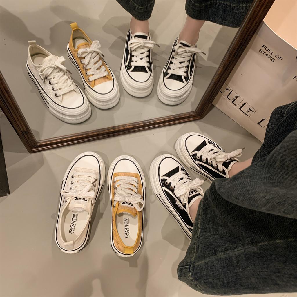 Дышащие новые толстые маленькие белые туфли женские летние туфли 2025 супер огонь с подошвой тонкие парусиновые туфли сезон повседневные универсальные юбка