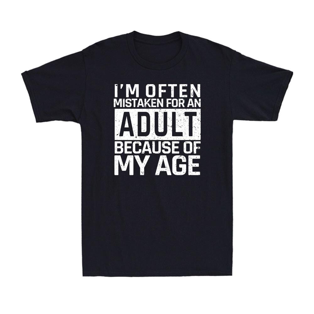 Меня часто принимают за взрослого из-за моего возраста. Забавная надпись. Мужские забавные футболки. Графические футболки. Летние хлопковые футболки-топы