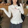 Женская милая белая футболка в горошек с оборками и длинным рукавом