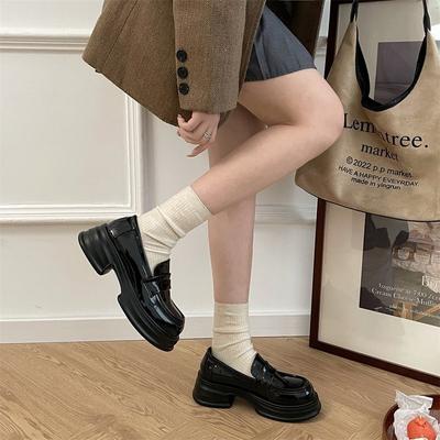 Женские черные лоферы на платформе 2025 осень новая британский стиль увеличивающие рост универсальные туфли из маленькой кожи с одним футом и обувь на мягкой подошве